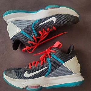 Nike LeBron Witness 4 sneakers